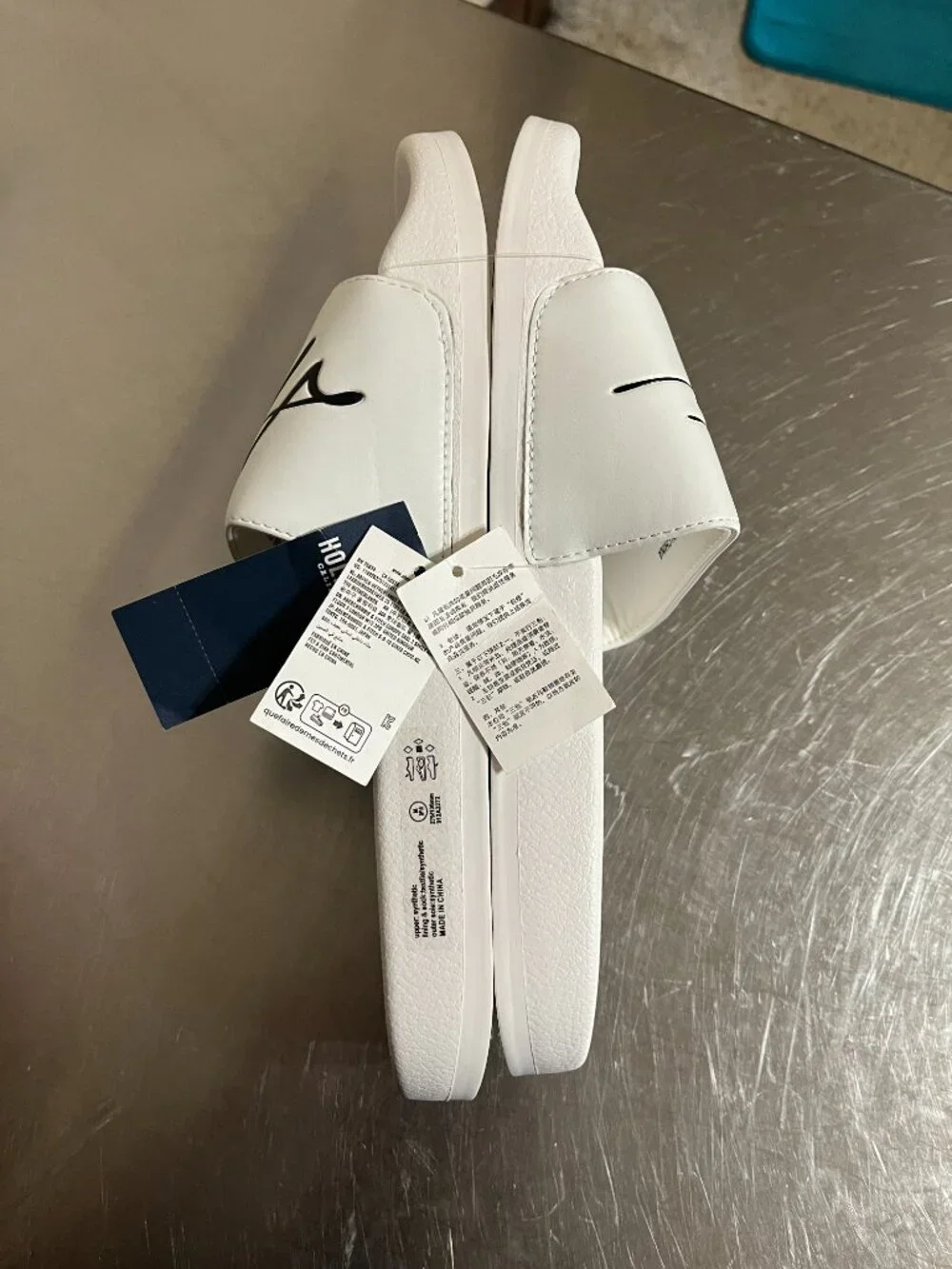 HOLLISTER White Signature Logo Slides Size NWT Size 10